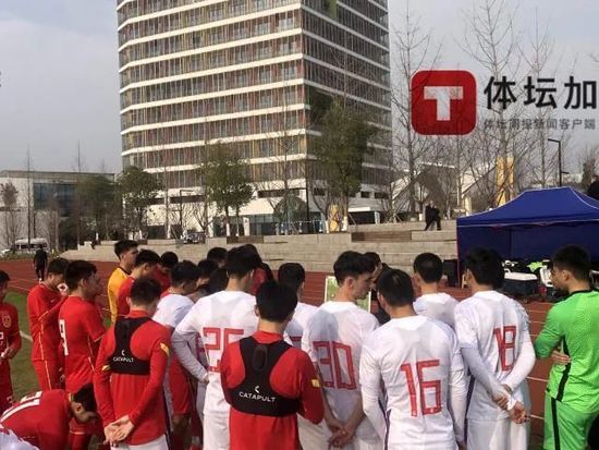 萧薇薇见大家都已经接收到了这个讯息，便继续说道：我今天叫大家来，一共有几件事情要跟大家宣布。